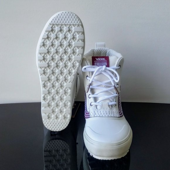 Vans HP 🎃😈// NWT Mid Snow MTE Boot in Marshmallow/Burgundy - Picture 14 of 15